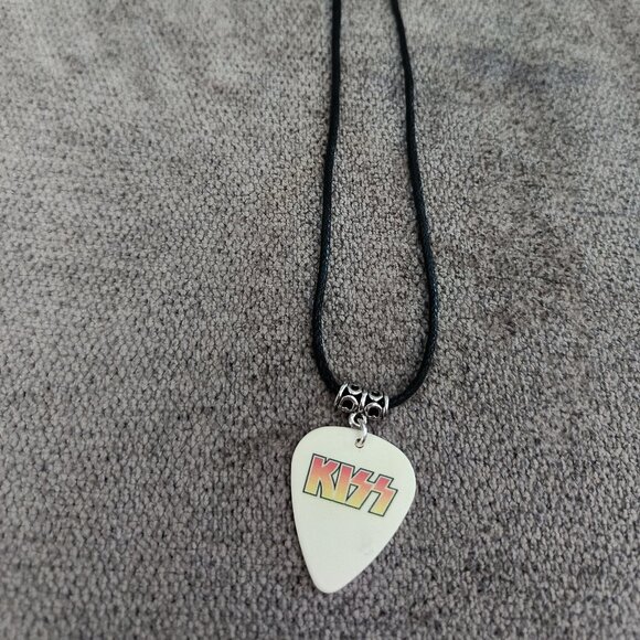 KISS GUITAR PICK NECKLACE - Picture 1 of 1
